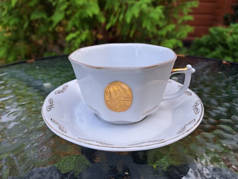 LFZ tējas plānsienu pāris ar smalku zelta dekoru, un uzrakstu "Кавказ" (LFZ 37)