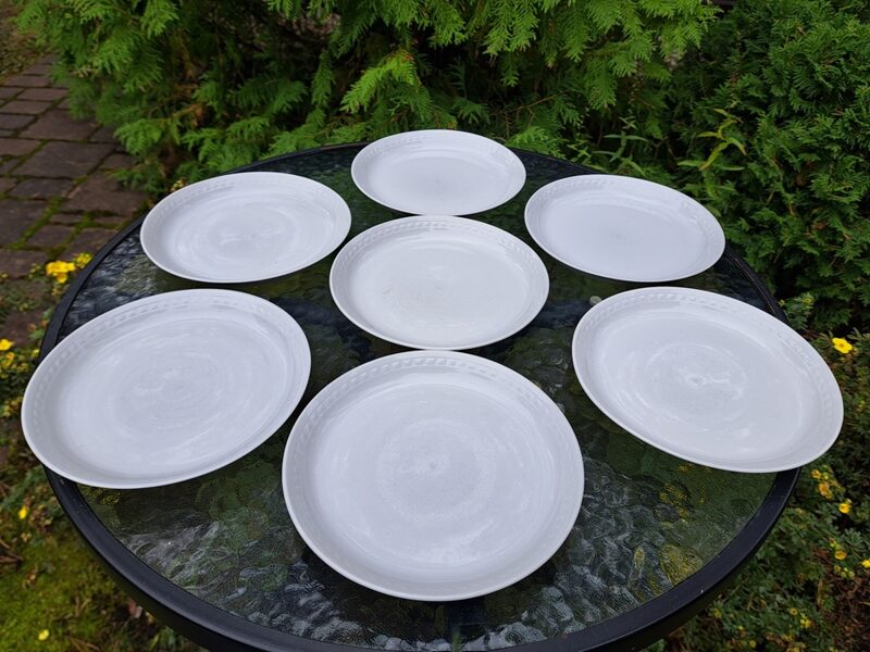 Uzkodu šķīvju komplekts d=18cm 7 personām. Šķīvji ir balti, bez dekola un bez zeta, ar reljeva malu (Citi rpt 273)