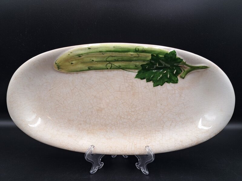 Sens garenais šķīvis ar izliekto gurķi, fajanss, bez zelta, Porzellan- und Feinsteingutfabrik Max Roeslegur (1894 until 1910), (Vācija 127)