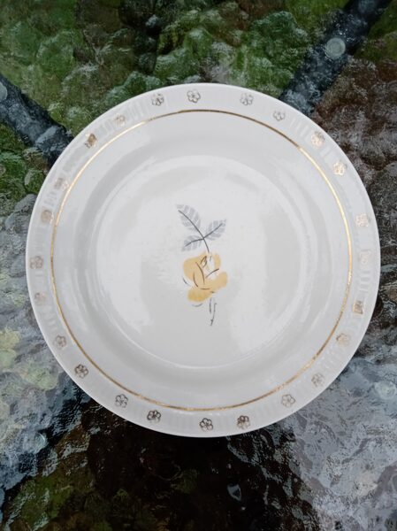 Kūku šķīvis no "Regīna" ar dzelteno puķi (Regina 05)