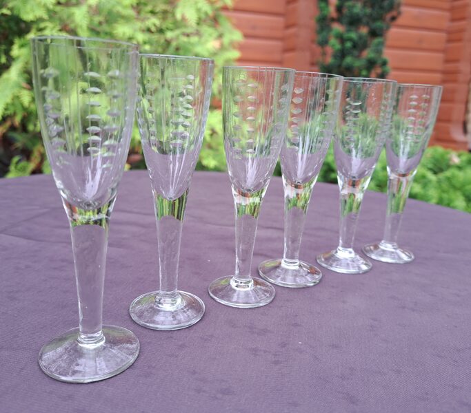 Komplekts 6 persjonām - degvīna stikla glāžu uz kājas. 20.gadsimta vidus (Stikla gl 79)