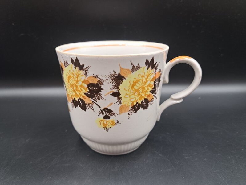 Interesanta un reti sastopama liela krūze ar dzeltenām kerizantēmām un bēšu lustru, slīpējums, RPR (Buljona 125)