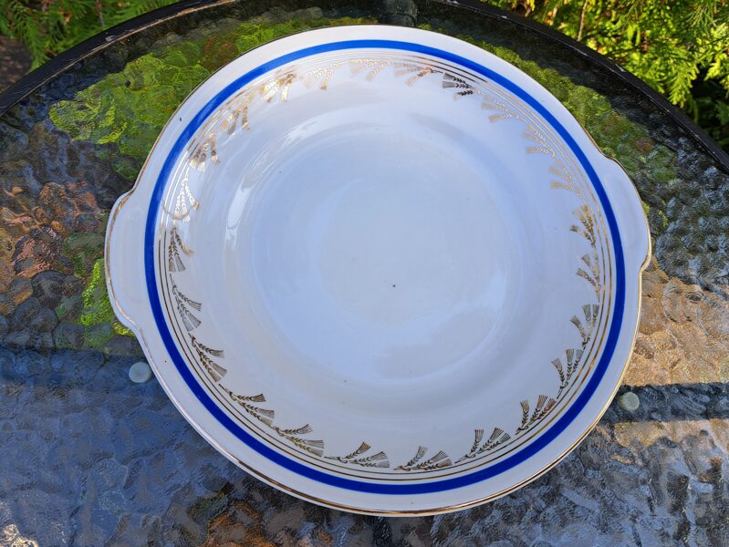 Servējamais šķīvis vidējais ar rokturiem "Gludā", pusdienu servīze "Gludā" ar zilu malu un zelta vārpām, PFF (Gludā 79)