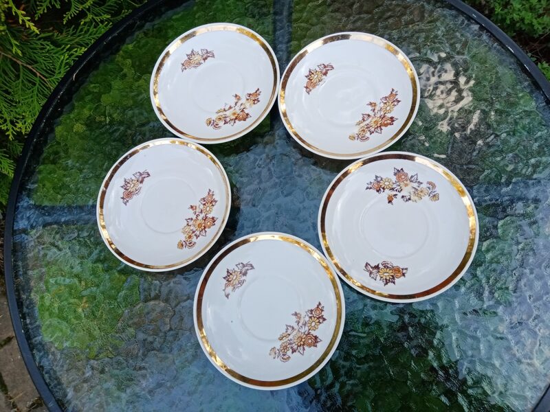 Apakštase no tējas servīzes no "Rīga-60" ar dzeltanām un gaišu brūnām puķēm (Rīga-60 108)