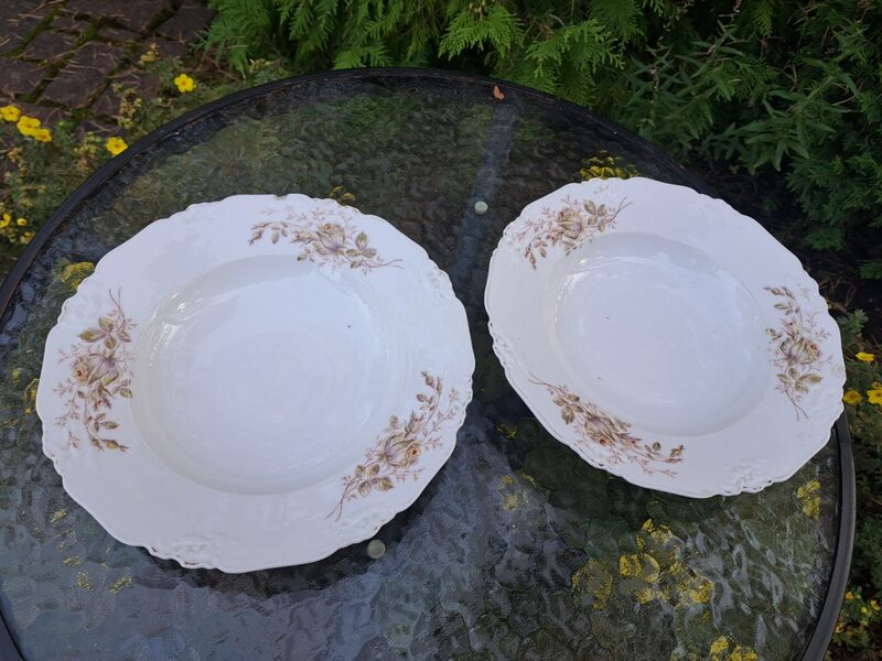 Grezni zupas šķīvji ar maigu dekolu, zeltu un reljefa virsmu, robi/nošķēlumi. Ražotājs: Mullera porcelāna rūpnīca (Vācija 224)