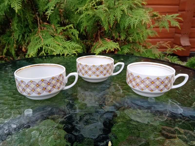 Krūzītes kafijas ar brūnu un dzeltenu dekolu, kafijas servīzes "Aija-2" (Aija-2 kaf 05)