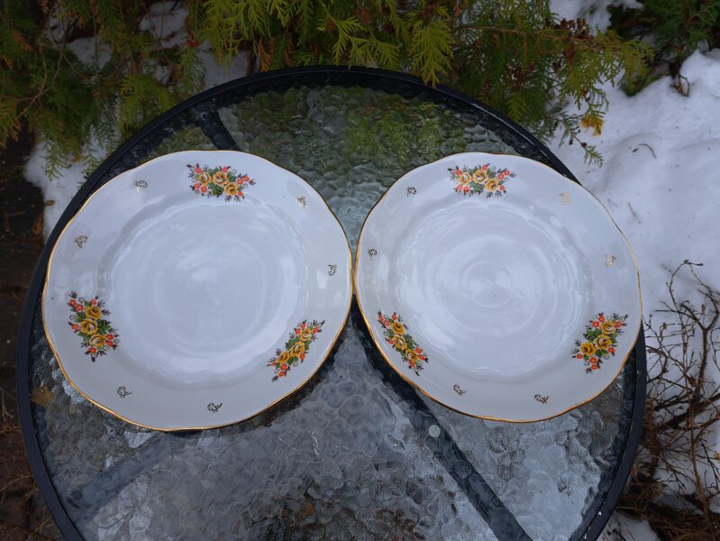 Šķīvji servējamie vidējie d=27cm, pusdienu servīzes "Ārija" ar dzeltenām rozītēm, sarkanām puķītēm un zeltu (Ārija pusdienu 238)