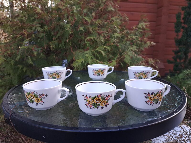 Krūzītes ar dzeltenām un sarkanām puķēm un tumši brūnu lustru(bez zelta), servīze "Karīna" (Karīna 96)