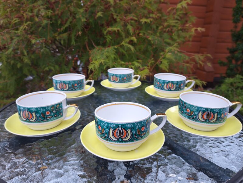 Tējas pāri ar lotosu un dzeltenām apakštasēm, tējas servīze "Aija-2", RPR (Aija-2 tējas 85)