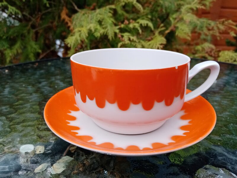 Tējas pāris ar baltu un sarkanu dekolu, tējas servīze "Aija-2" (Aija-2 tējas 74)