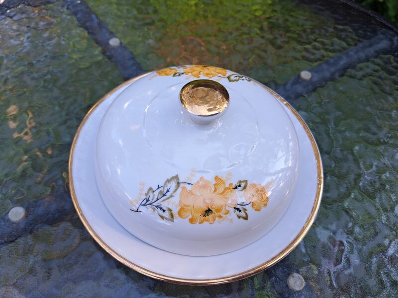 Sviesta trauks ar dzeltenām krizantēmām, slīpējums (Citi 192)