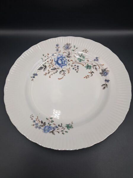 Servējamais šķīvis d=28cm ar zilām puķem un sudraba malu, Ražotājs: JLMENAU, VDR (Vācija 136)