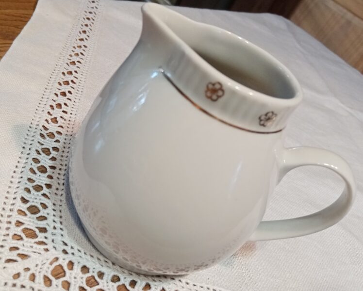 Krējuma kanniņa "Regīna" baltā ar zelta puķītēm (Regina 08)