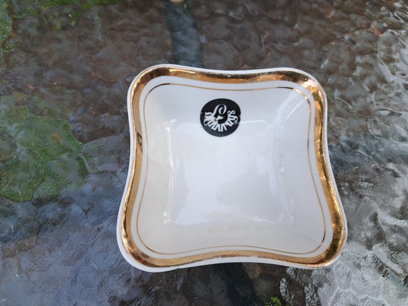 Porcijas kantaina salātu bļodiņa ar uzrakstu "Staburags", restorāna logo un zeltu, RPR (LOGO 27)