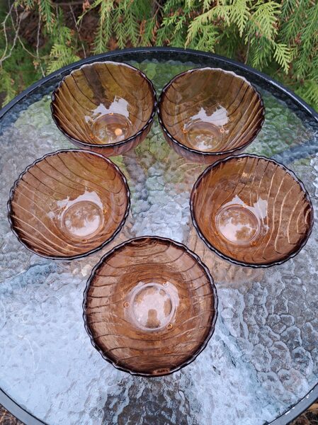 Vintāžas karamēļkrāsas izspiesta stikla bļodiņas uz kājiņām, Līvānu stikla fabrika (Stikls sk 82)