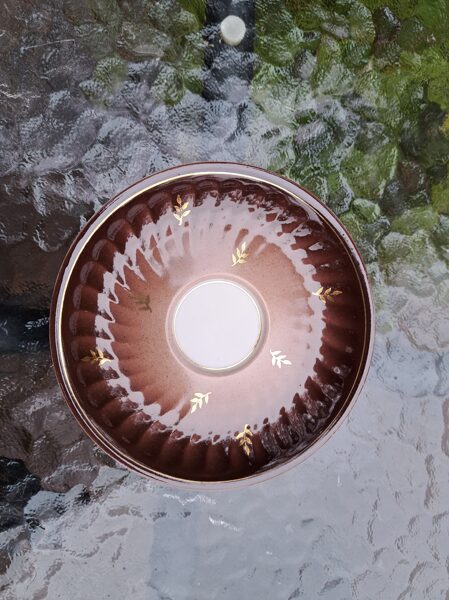 Apakštase brūna ar zeltiem zariņiem, kafijas servīze "Rīga" 80.ie gadi, RPR (Rīga 80 52)