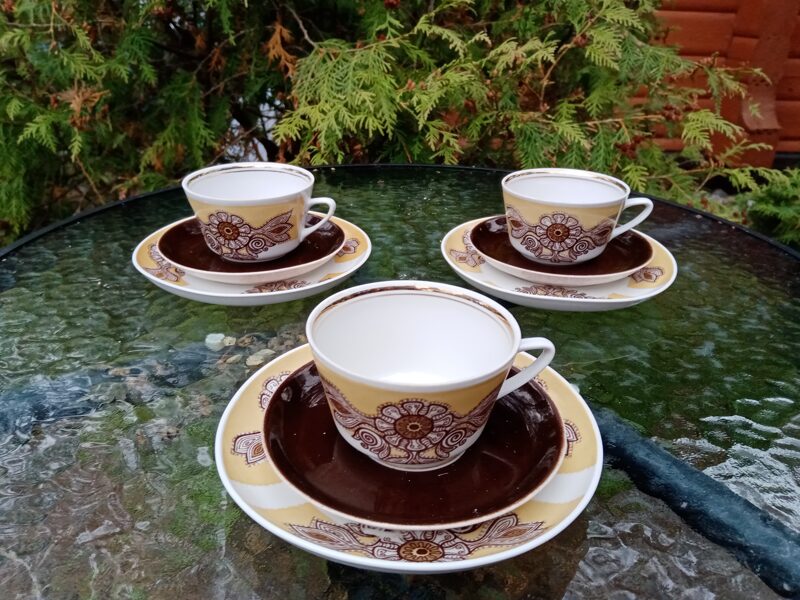 Kafijas trio (krūzīte+aoakstase+kūku šķīvis), kafijas servīze "Vasara" ar bešu un brūnu dekolu (Vasara 49)