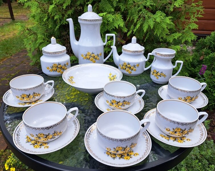 Skaista tējas servīze "Aija-2" ar dzeltenām rozītēm un zelta rakstu, RPR (Aija-2 tējas 117)