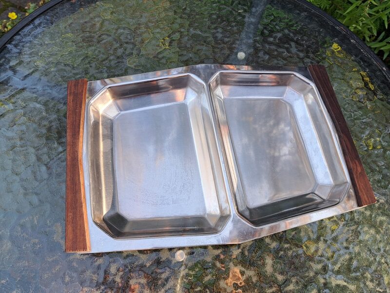 Bļoda-papalte ar koka rokturiem un 2 nodalījumiem, nerūsējošais tērauds. Izmēri: 31,5cmx21,5cm (Metāls 75)