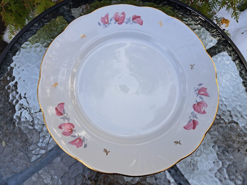 Lielais servējamais šķīvis apaļais ar puķuzirņiem(rozā tonis) un bagātīgu zeltu, forma "Māra", RPR. D=36cm (Māra pusdienu 91)
