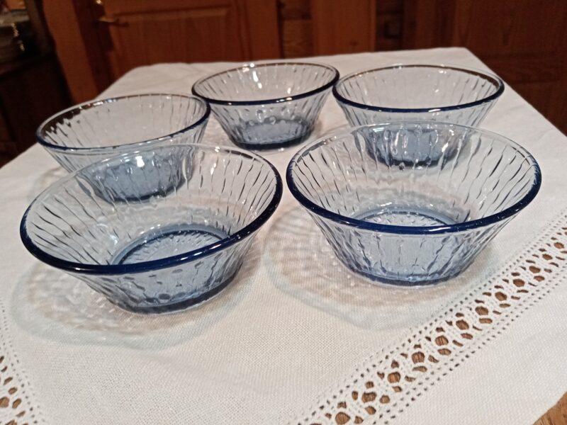 Vintāžas bļodiņas no izspiesta tumši zila stikla (Stikls sk 27)