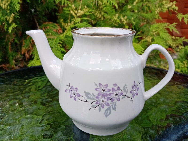 Tējkanna bez vāciņa no tējas "Māras" ar lillā puķēm (Māra tējas 61)