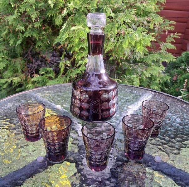 Komplekts: bordo stikla karafe ar korķi un 5 glāzītes, rokas gravēšana (Citi st 101)