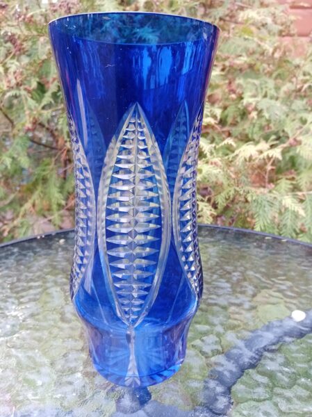 Mazā zila stikla vāze ar papārdi mazā, Iļģuciema stikla fabrika (Stikla vaze 44)