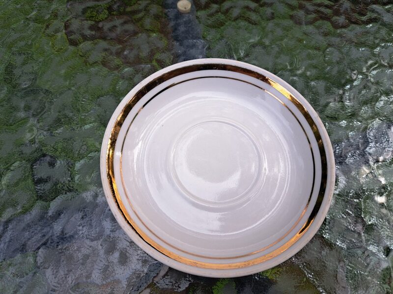 Eleganta balta ar zeltu kafijas apakštase, Proļetarij (Novgoroda). Diametrs 12,2cm (Citi rpt 158)