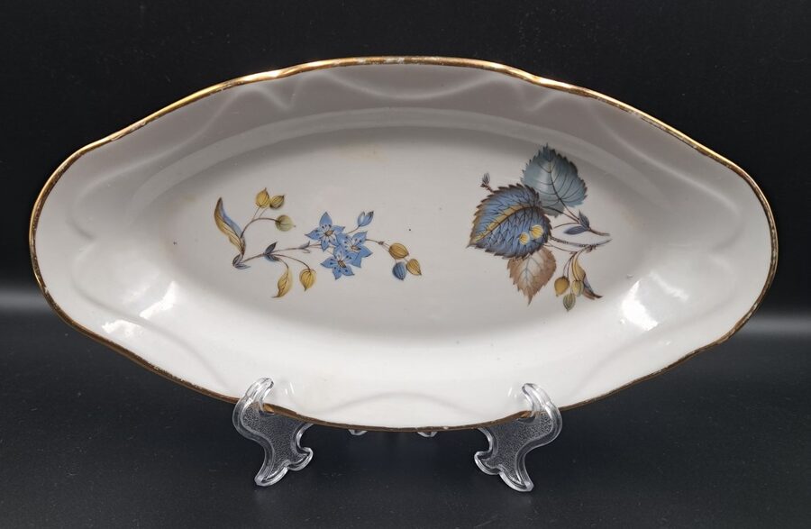 Vidēja kieluma garenais šķīvis ar skaistām zilām puķēm dekolu un zelta malu, Dobruša (Baltkrievija) ( Citi rpt 104)