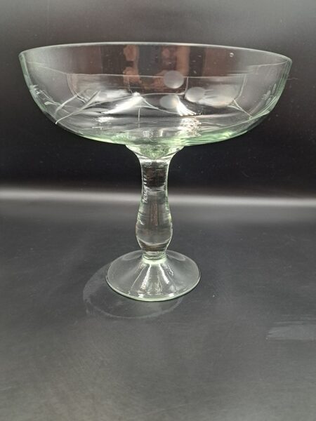 Skaists vintāžs gluds ar smalklu rokas gravēšanu augļu trauks uz kājas (Citi st 150)