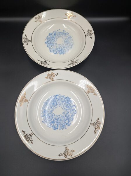 Zupas šķīvji, diam.24cm, ar zilām puķēm pa vidū un zelta pusķīem (3+1 puķes pušķī) , RPF (Pirmskara 34)