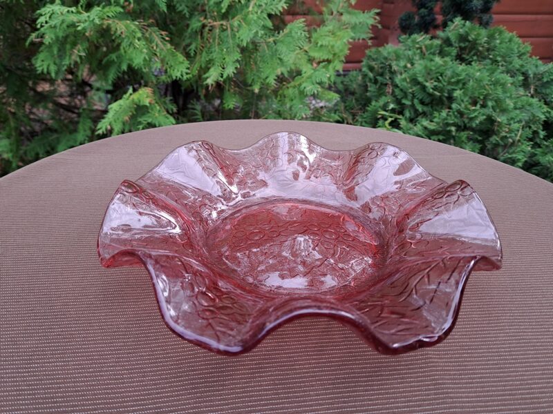 Vintāža presēta rozā stikla augļu bļoda (lielā), forma "žabo", puķu raksts, d=24cm. Ražotājs: NEMAN (Stikls sk 221)