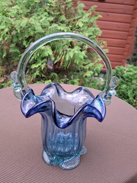 Groziņš no bieza krāsaina stikla (zila  krāsa) ar rokturi un viļņainu malu (Citi st 107)