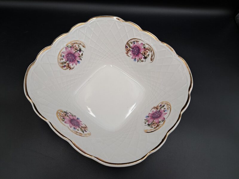 Grezna salātu bļodiņa liekā ar rozā puķēm, reljefa virsmu un zeltu, diag.23,5cmx23,5cm (Korosten 36)