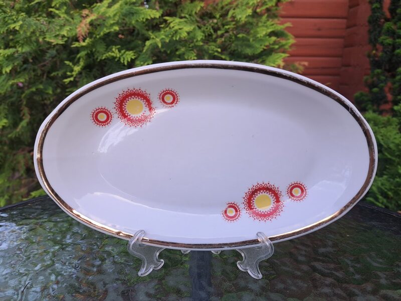 Garenais servējamais šķīvis, L=27cm, pusdienu servīze "Aija-2" ar sarkani-dzeltenām saulēm un zelta malu (Aija-2 pus 77)