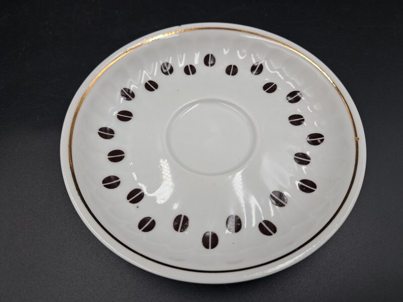 Apakštase, plānsienu kafijas servīze "RĪGA" ar brūnām kafijas pupiņām un zeltu, RPR (Rīga 80 70)