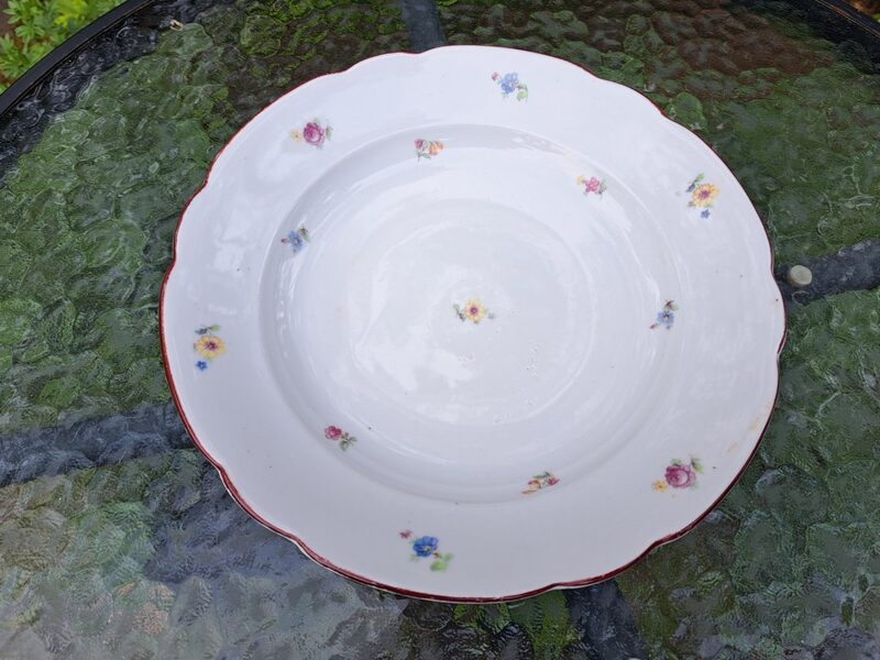 Zupas šķīvis ar mazām puķēm (dekols) un sarkanu malas apvilkumu, iespējams Messen (Vācija 188)