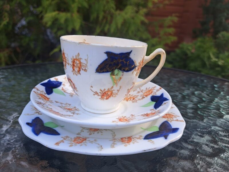 Skaists tējas trio (krūzīte+apakštase+kūku šķīvis) ar kobalta rokas gleznojumu, 19./20.gadsimta mija, UK (Citi rpt 133)