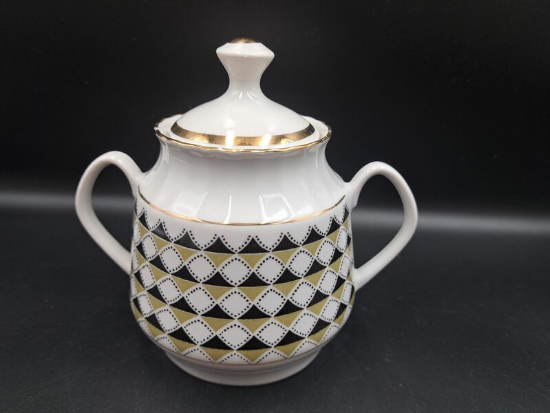 Cukurtrauks ar ģeometrisko dekolu un zeltu, tējas servīze "Māra", RPR (Māra tējas 139)
