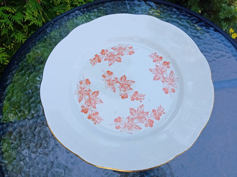 Servējamais šķīvis L=36cm ar oranžām puķēm pa vidū, forma "Vilnis" (Vilnis pusdienu 90)