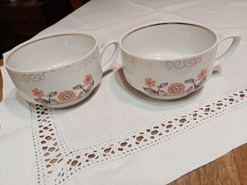 Tejas tases ar sarkanām un brūnām puķēm un zelta ornamentu, tējas servīze "Aija-2" (Aija-2 tējas 23)