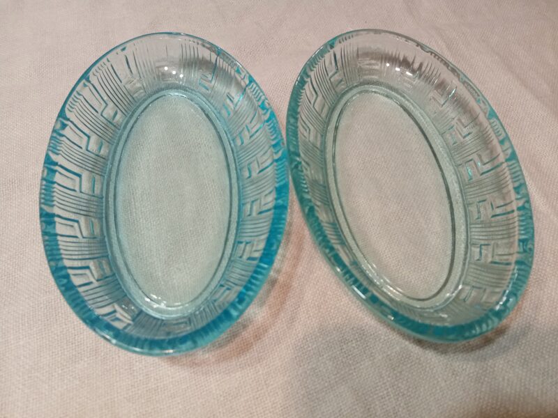 Vintāži garenie gaiši zilie šķīvji, presēts stikls, mini. 13,5cm x 8cm; h=2cm (Stikls sk 32)