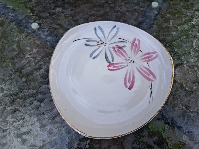 Kūku šķīvis ar pelēku un tumši rozā puķēm un zeltu no "Stella", RPF (Stella 72)