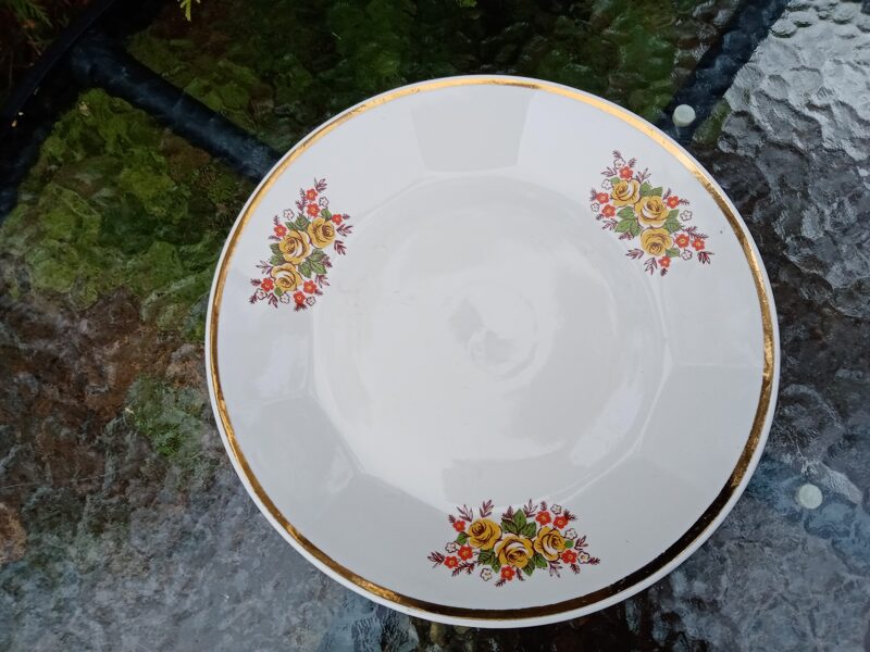 Jauns cepumu šķīvis, tējas servīze "Karīna" ar košu pušķi un zeltu, RPR (Karīna 76)