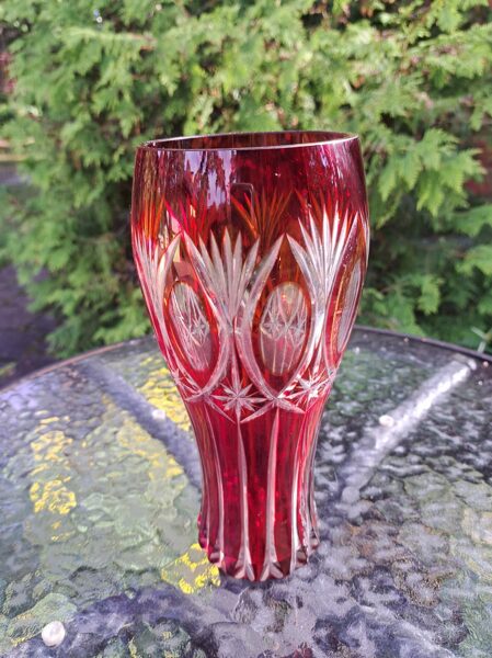 Brīnišķīga sarkana stikla vāze ar skaistu gravēšanu. Roku darbs (Stikla vaze 77)