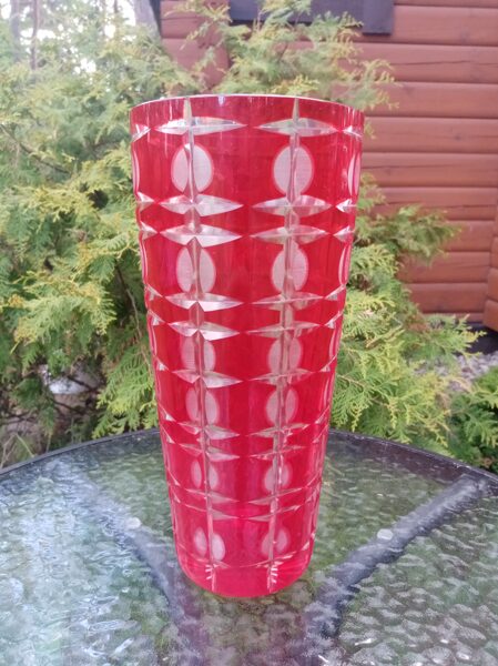 Skaista sarkana stikla vāze ar greznu gravēšanu (Stikla vaze 28)