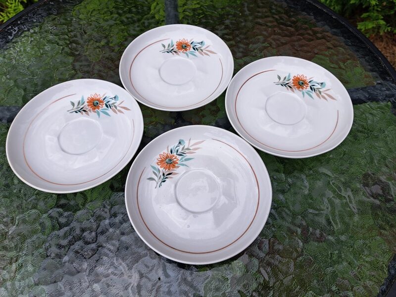 Apakštases baltas ar oranžīgu puķi ar bēšu svītru (bez zelta un bez lustras), tējas servīze "Viktorija", RPR (Viktorija t 129)