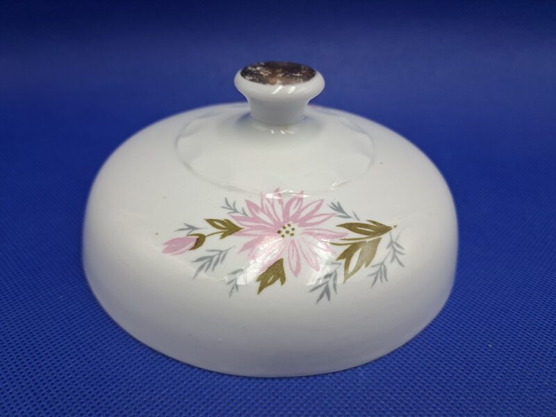 Sviesta trauka vāks ar maigi rozā puķēm uz haki-pelēkām lapām un zeltu, RPR (Citi 341)