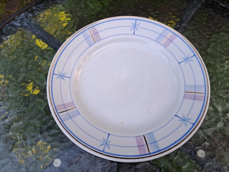 Otrā ēdiena šķīvis d=24cm, pusdienu servīze "Spīdola" ar zeltu un zilu rokas gleznojumu PFF (Spīdola 93)